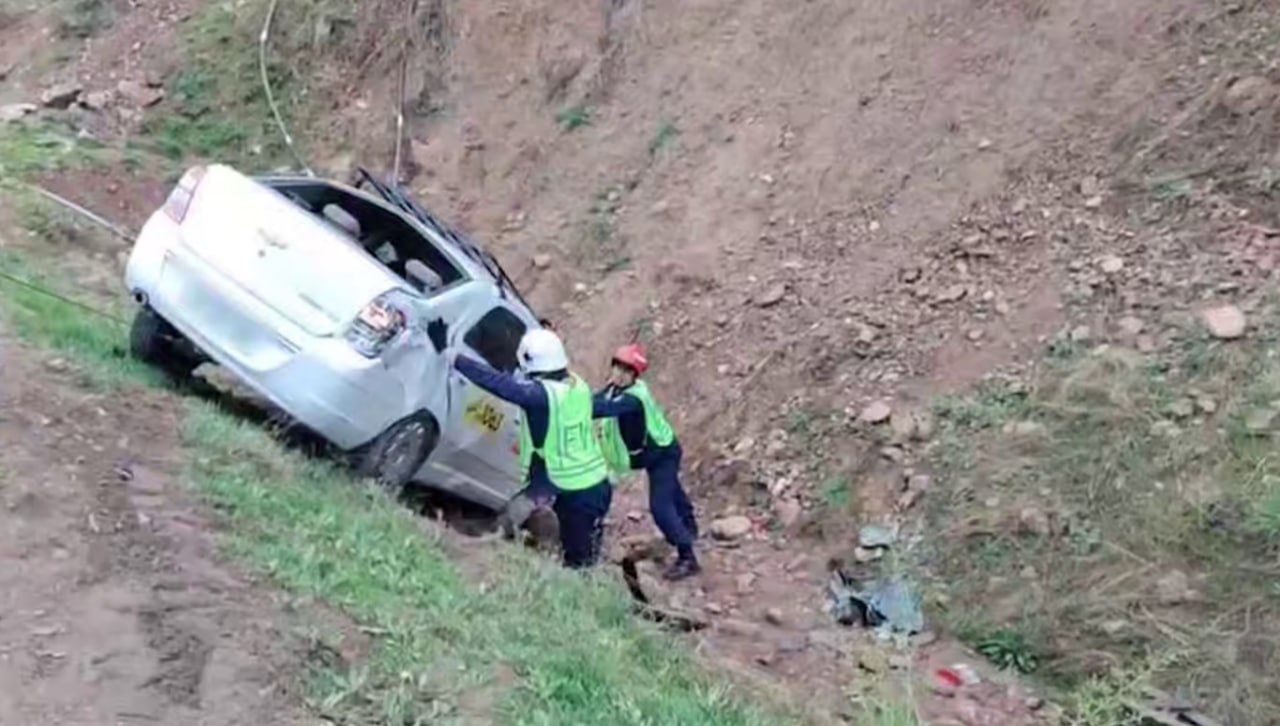 "Qamchiq" dovonida mashina xandaqqa tushib ketdi