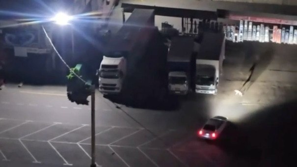 Тошкентда икки киши автомашинада кучукларни босиб кетишга уринди