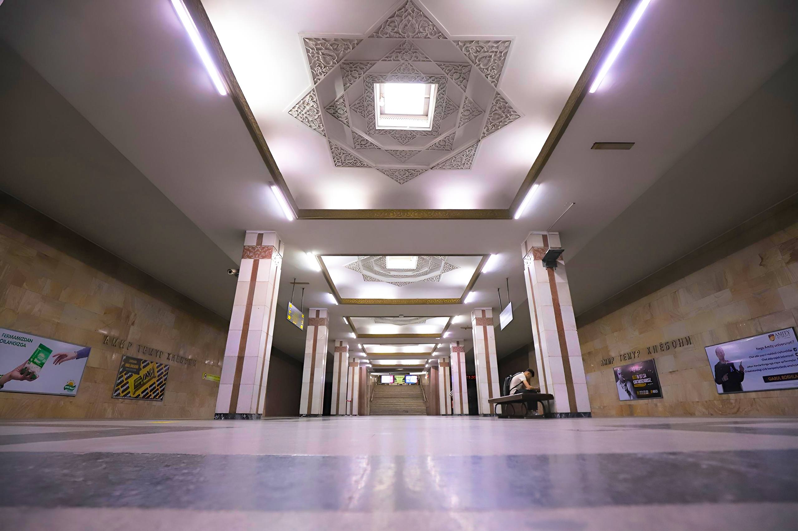 Тошкент метросида Амир Темур таваллудининг 690 йиллиги муносабати билан безатилган поезд ҳаракатланади