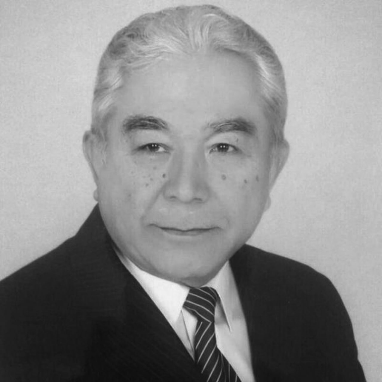 Таниқли адиб, шоир, публицист ва таржимон Қамчибек Кенжа 80 ёшида вафот этди