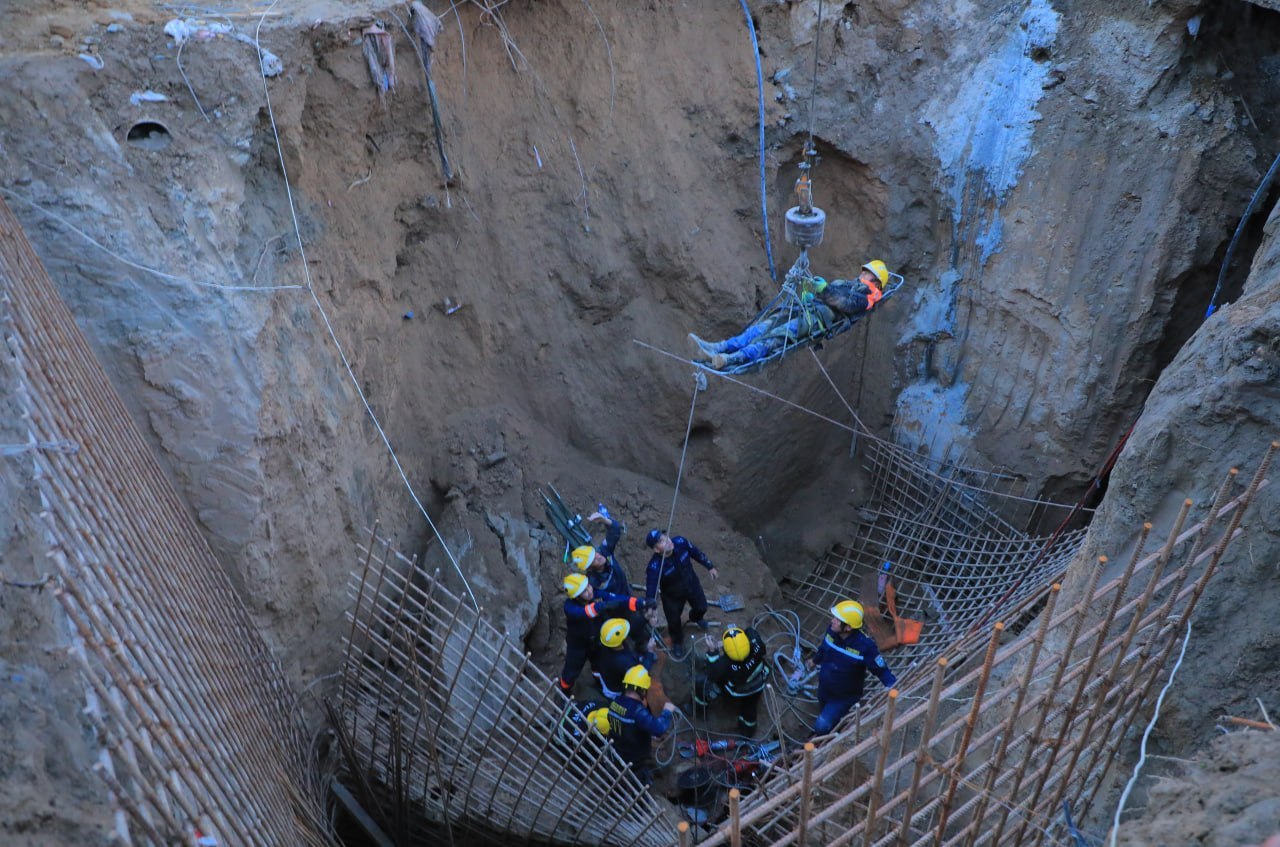 Samarqandda tuproq ostida qolgan fuqaro qutqarib qolindi