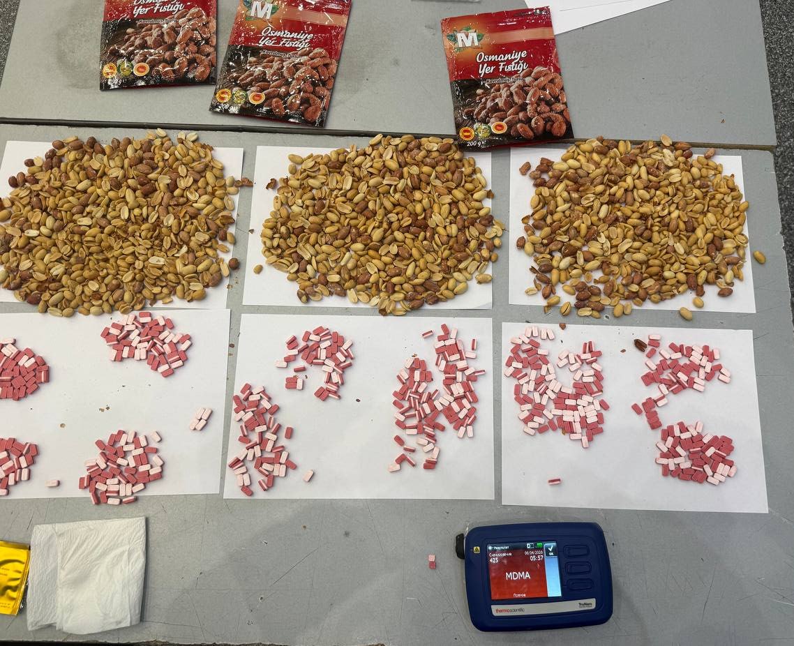 35 доллар эвазига олиб келинган сумкадан 600 га яқин синтетик наркотик топилди