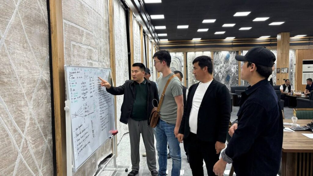 Бирге ислесиў ҳәм тәжирийбе алмасыў: Шымбай делегациясы Наўайыда болды