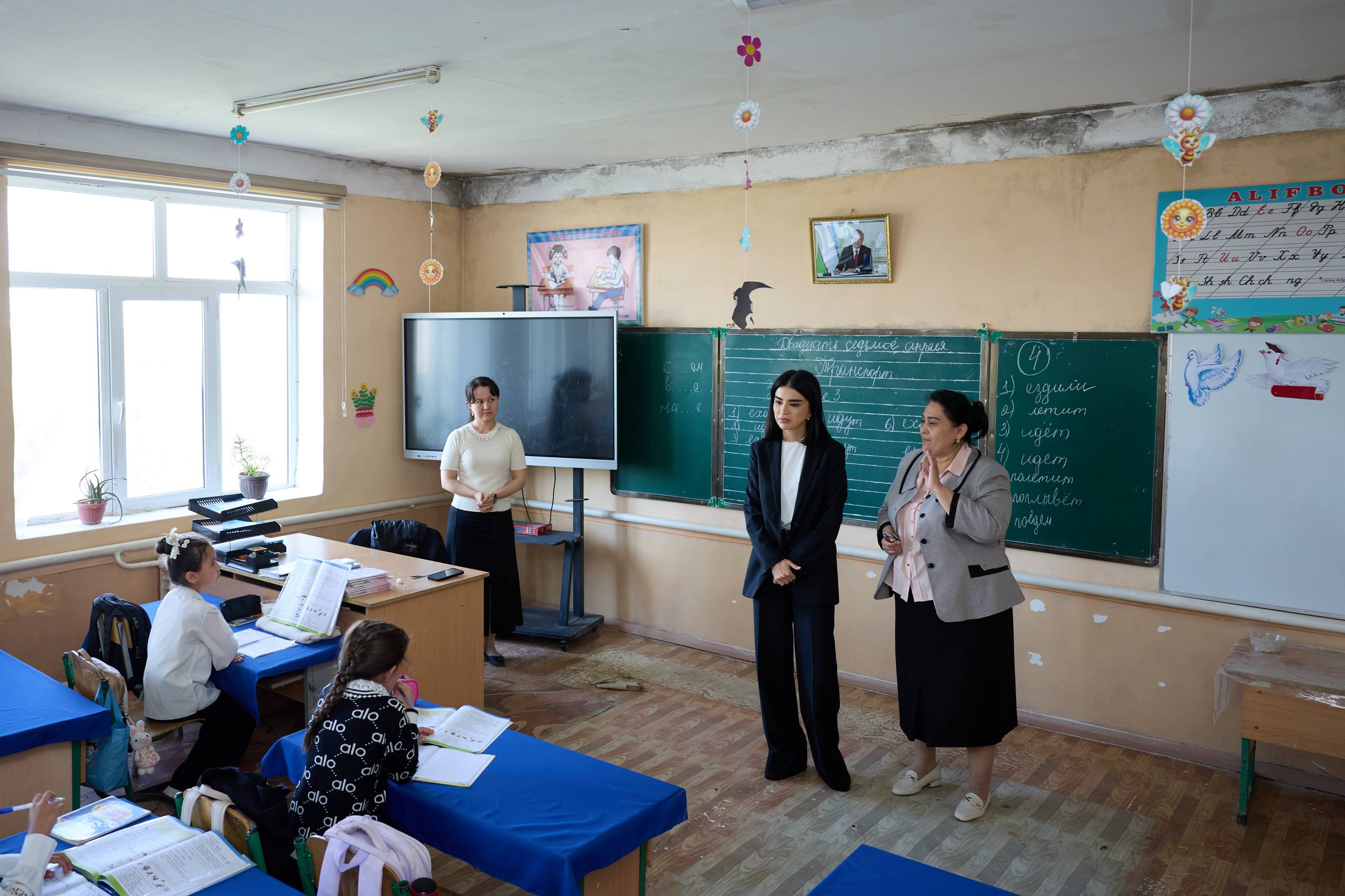 Саида Мирзиёева Хонқа туманидаги таъмирга муҳтож таълим муассасаси кўздан кечирди