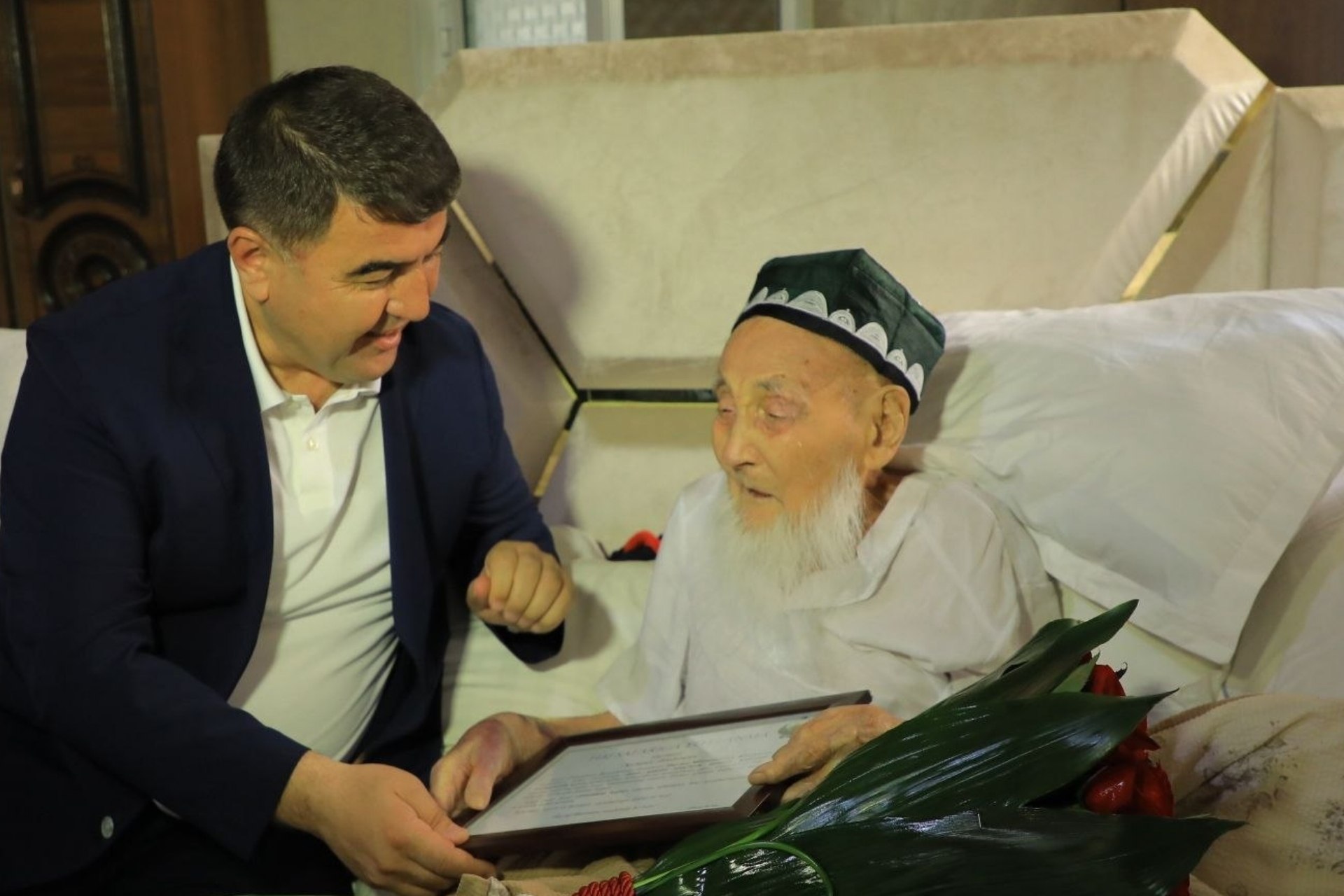 Namanganlik ikki fuqaroga «Prezident hojisi» yo‘llanmasi topshirildi