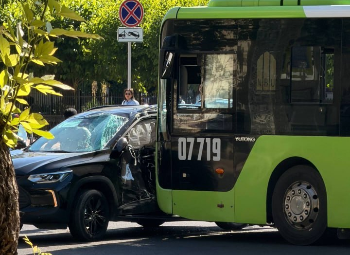 Тошкентда автобус ва "Tracker" тўшнашувида уч киши жароҳатланди