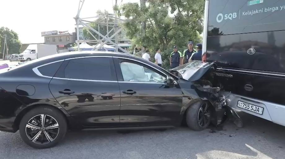 Toshkentda maktab o‘quvchisi avtomobil boshqarib, avtobus bilan to‘qnashdi