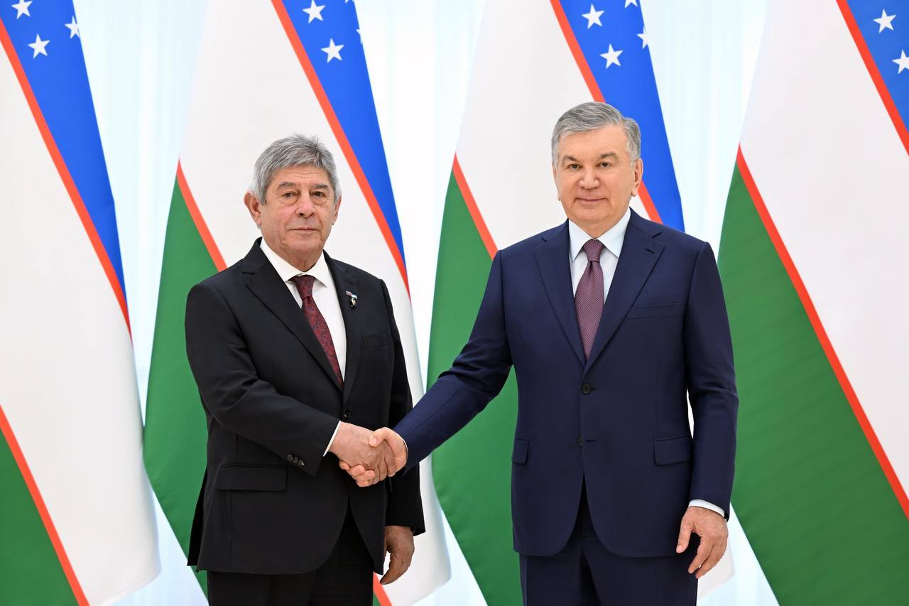 Президент Узбекистана принял посла Азербайджана