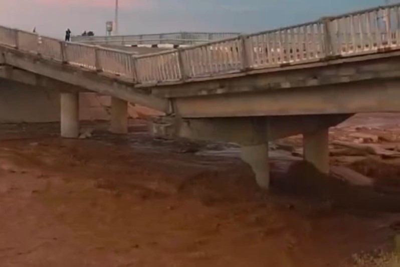 Сариосиёдаги Обизаранг дарёси устидаги кўприкка сел зарар етказди, ҳаракат вақтинча тўхтатилди