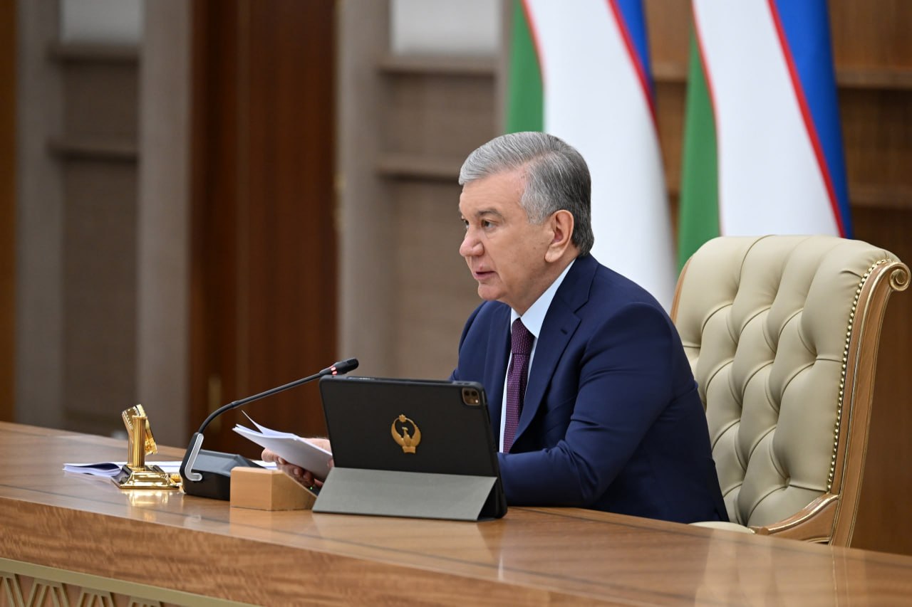 Президент Шавкат Мирзиёев раислигида видеоселектор йиғилиши бошланди.