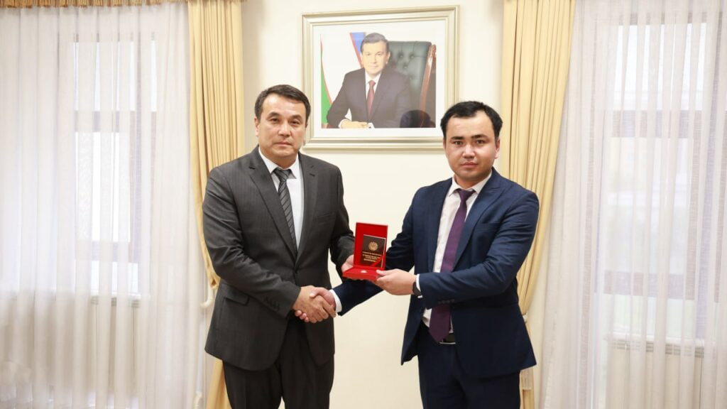 «Өзбекстан белгиси» көкирек белгилери өз ийелерине тапсырылды
