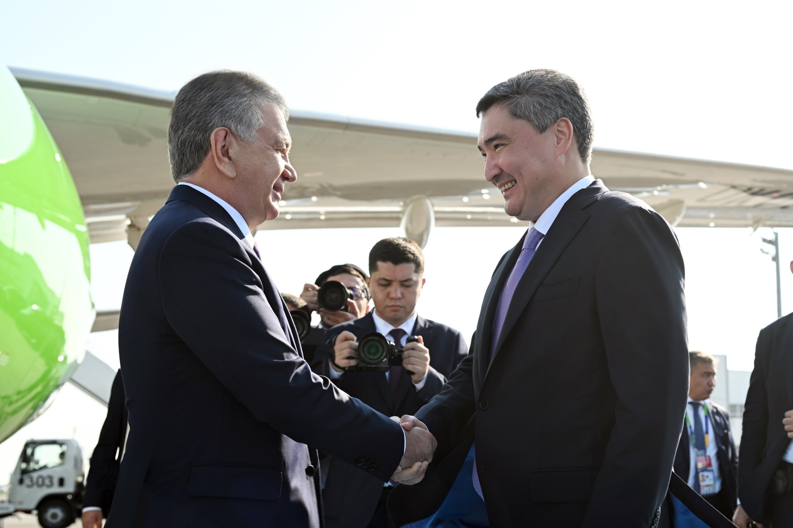 Ўзбекистон Президенти Қозоғистонга келди