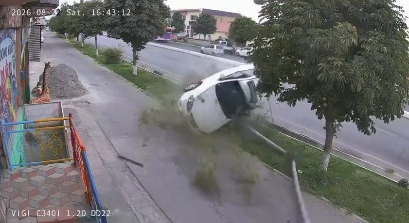 Фарғонада «Ласетти» ҳайдовчиси бошқарувни йўқотиб, чироқ устуни ва дарахтга урилди