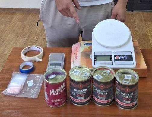 17 ёшли мактаб ўқувчиси 852,2 грамм гашишни қабул қилиб олганида ушланди