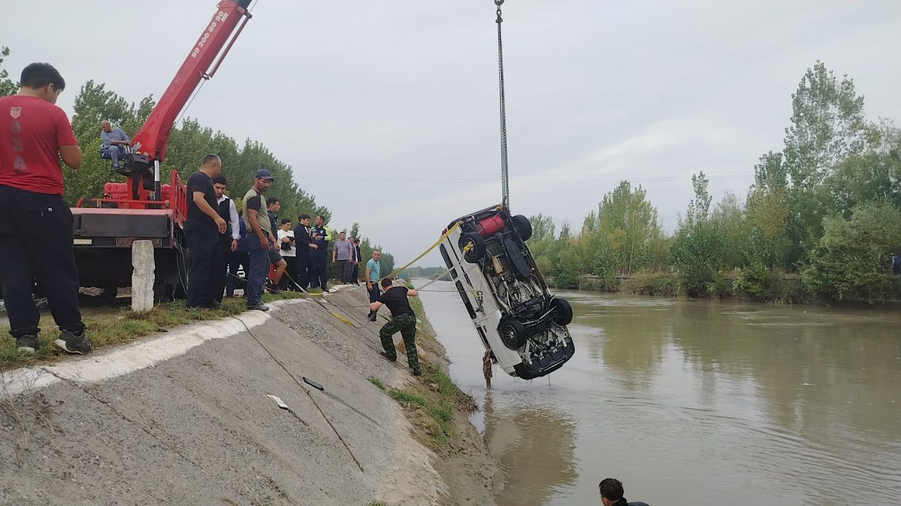 Спасатели МЧС извлекли автомобиль из Большого Ферганского канала