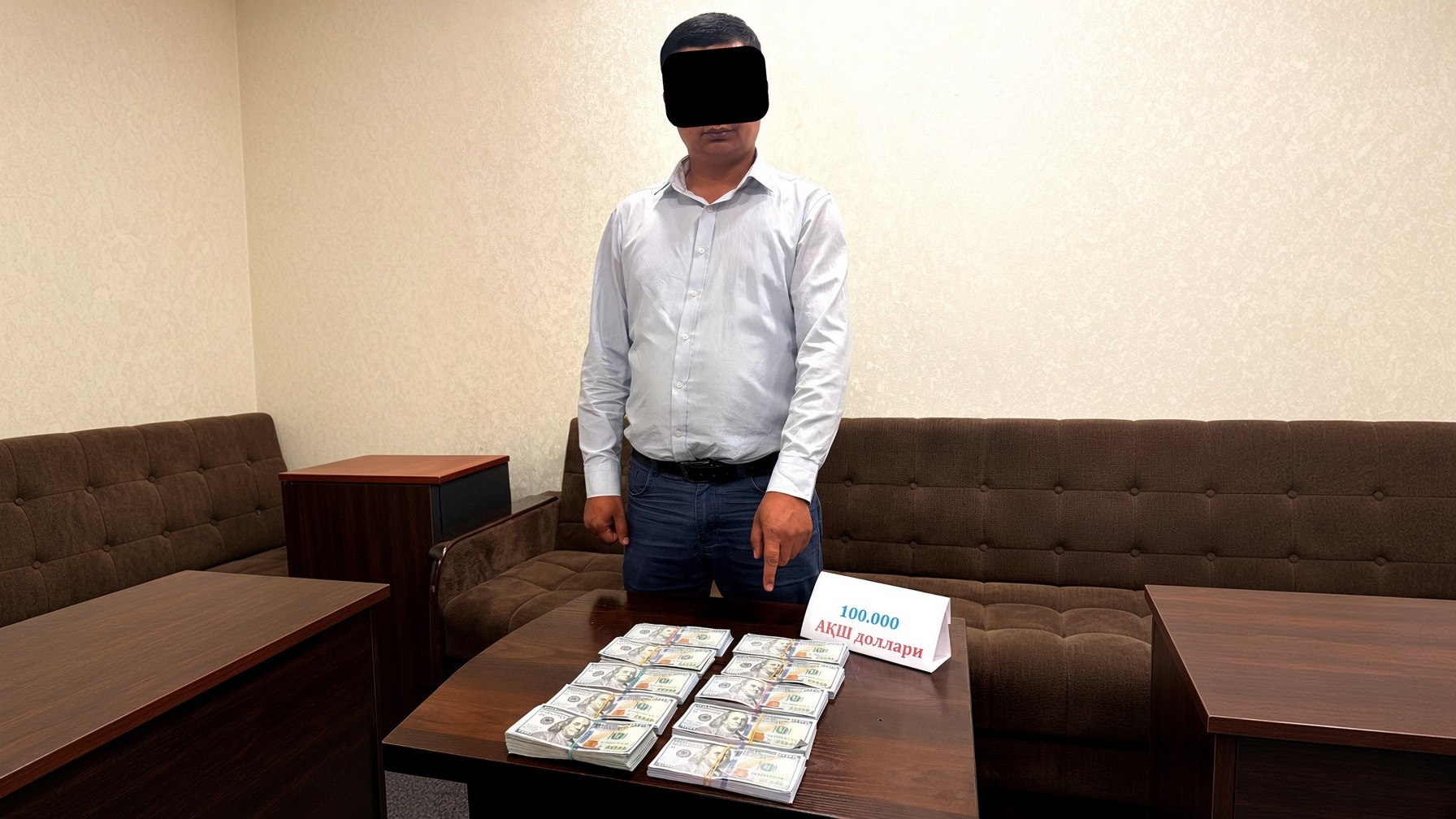 Сотрудник банка задержан при получении 100 тысяч долларов