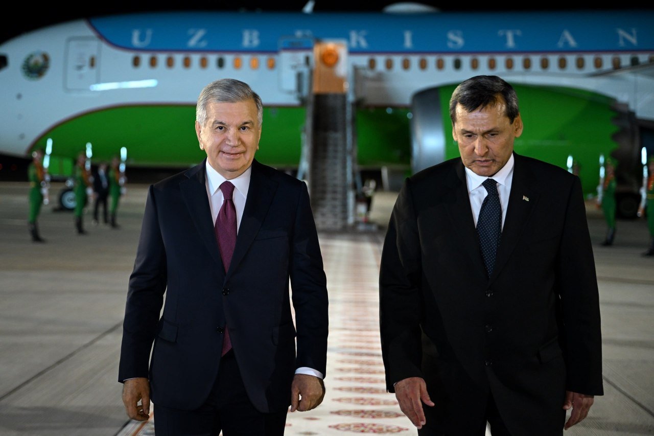 Oʻzbekiston Prezidenti Turkmanistonga keldi