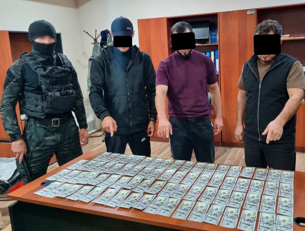 Самарқандда 7 400 долларлик қалбаки банкнотларни 44 млн сўмга сотаётганлар ушланди