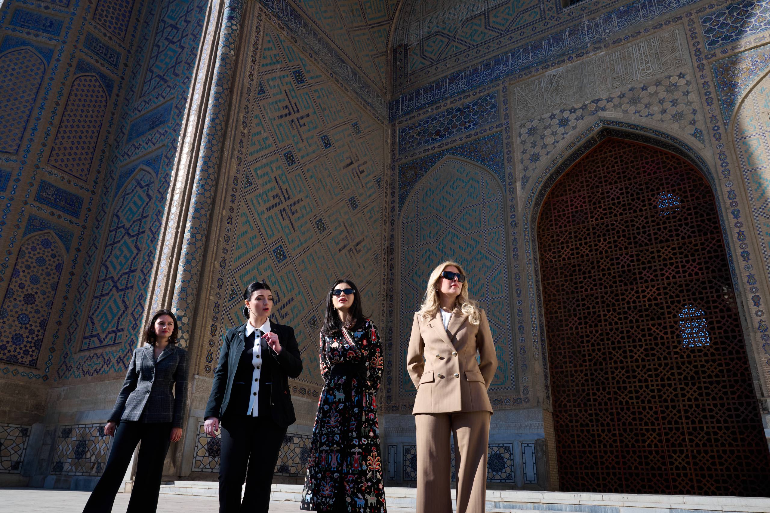 Saida Mirziyoyeva AQSh Davlat kotibining rafiqasi Janett Rubio bilan birgalikda Samarqandning tarixiy obidalarini ziyorat qildi