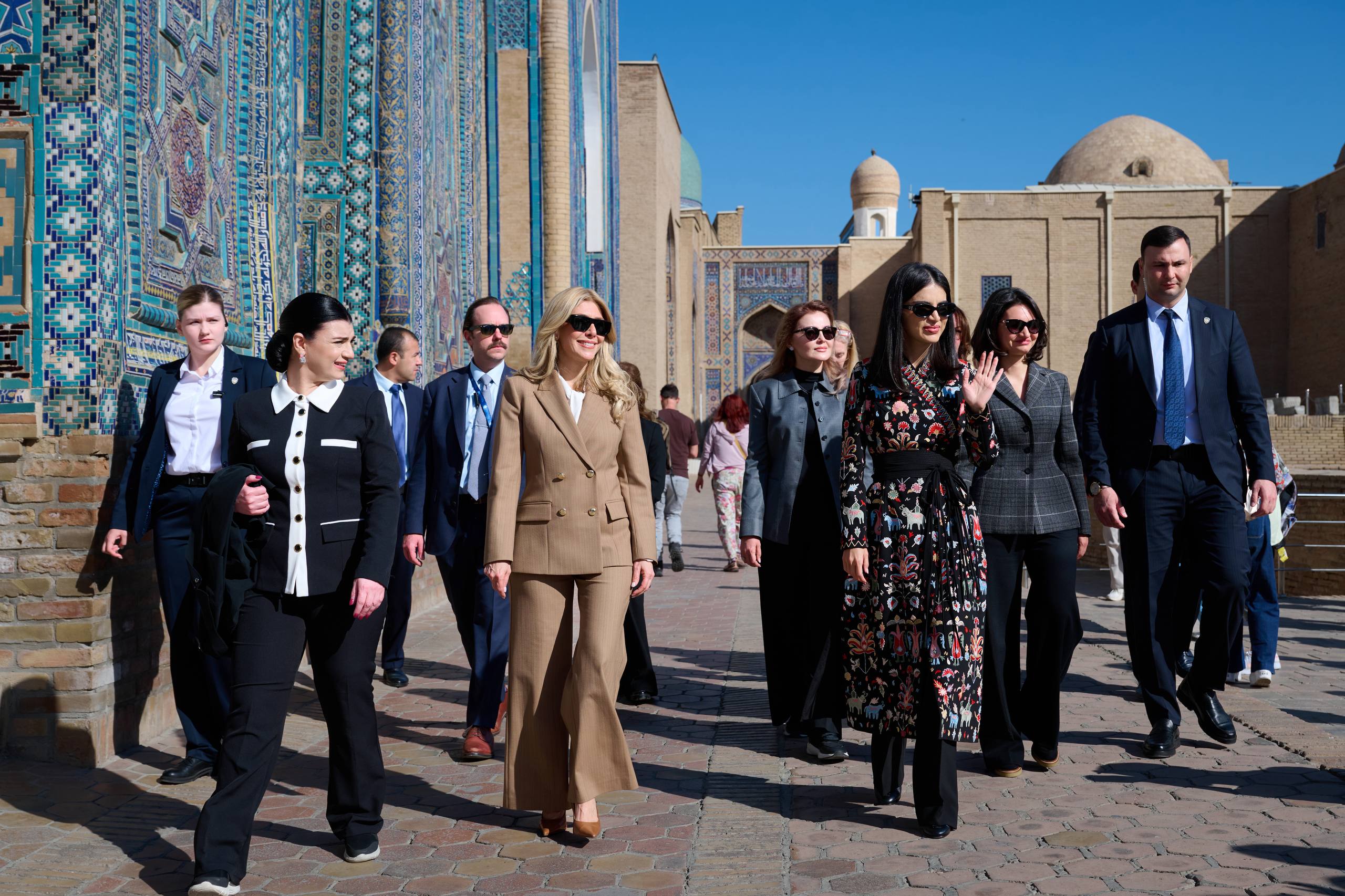 Saida Mirziyoyeva AQSh Davlat kotibining rafiqasi Janett Rubio bilan birgalikda Samarqandning tarixiy obidalarini ziyorat qildi