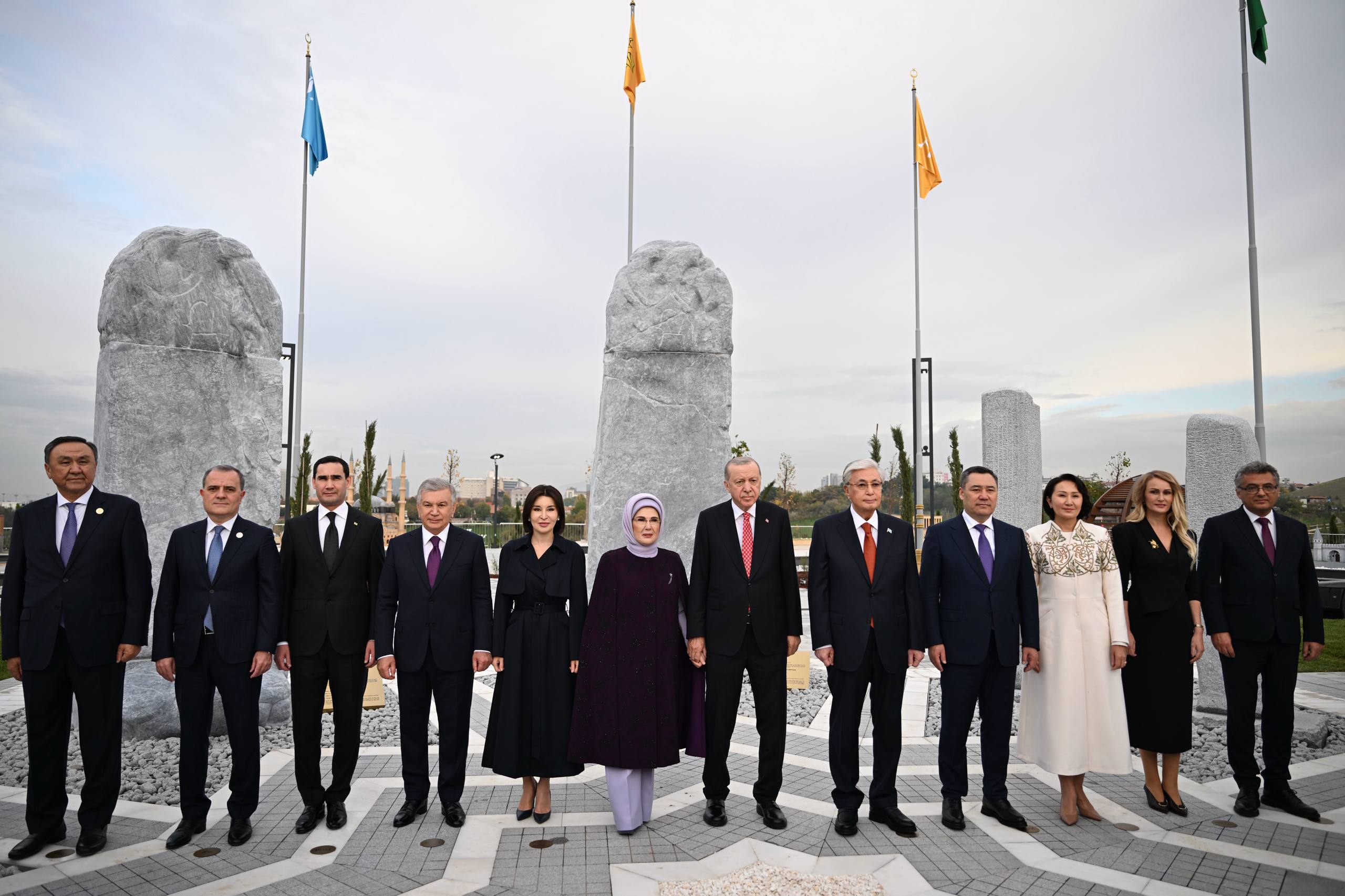 Oʻzbekiston Prezidenti TDT sammitining madaniy dasturida ishtirok etdi