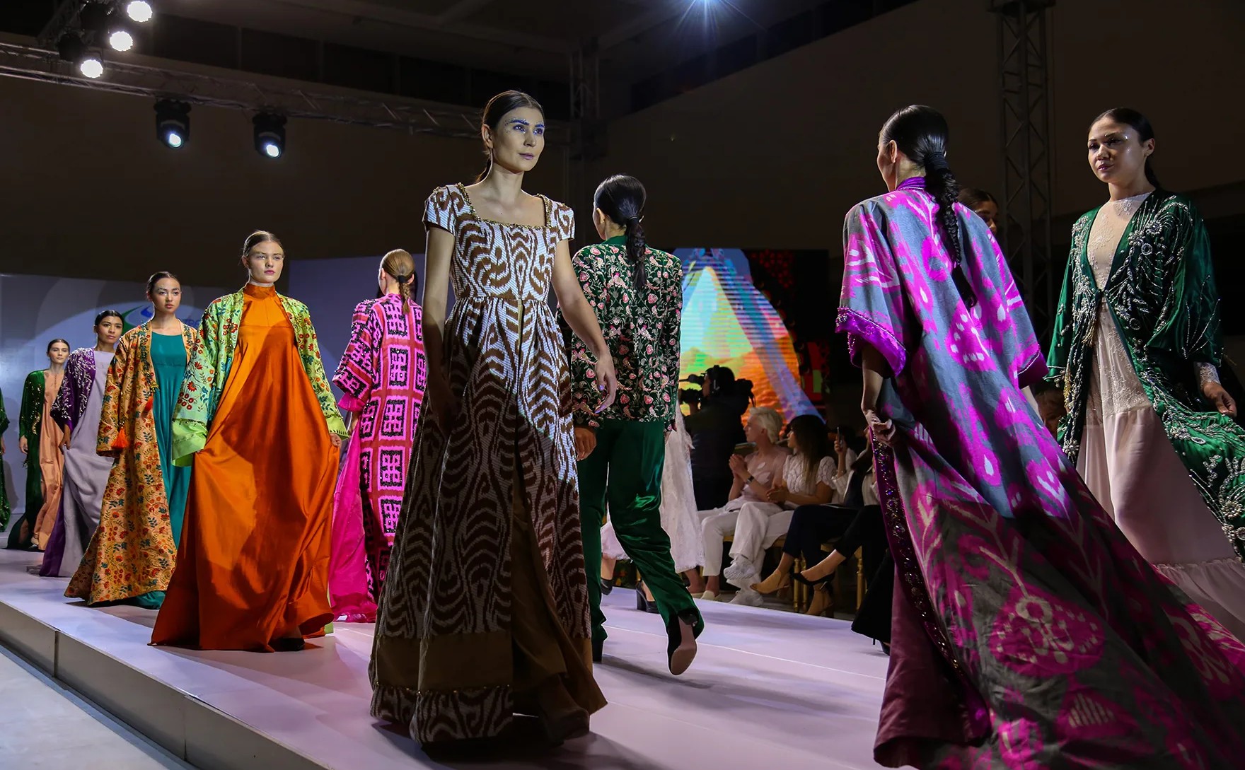 Qizi otasini jinsiy aloqa qilishga kondiradi