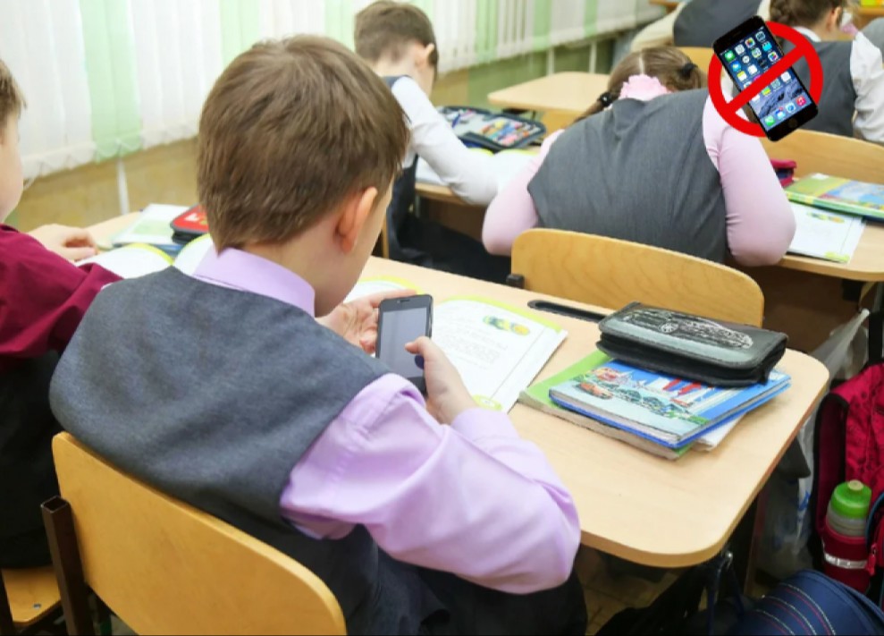 Ichki kiyimdagi chiroyli qizlarning striptizi