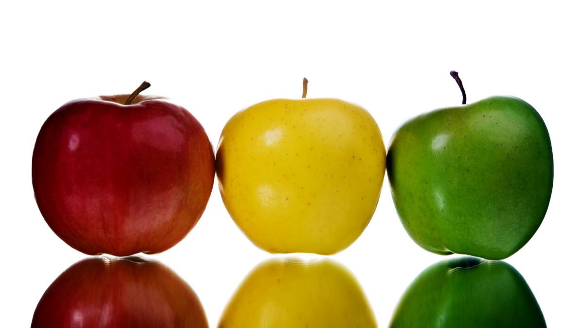 Apple three. Яблоки красные. Яблоки красные желтые зеленые. Красные желтые зеленые чбоаки. Яблоки зеленое и желтое.