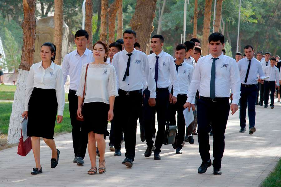 Siktirayotgan yoshlarning yaqindan surati Siktirayotgan yoshlarning yaqindan surati