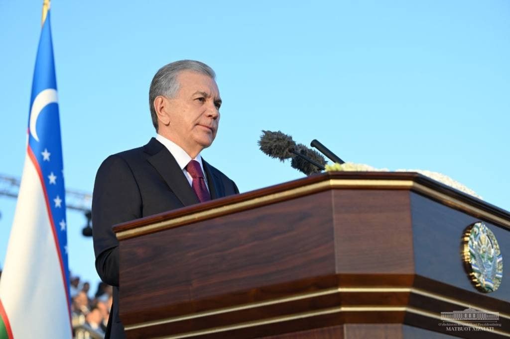 Tukli mushuklar bilan yalangoch qizlar