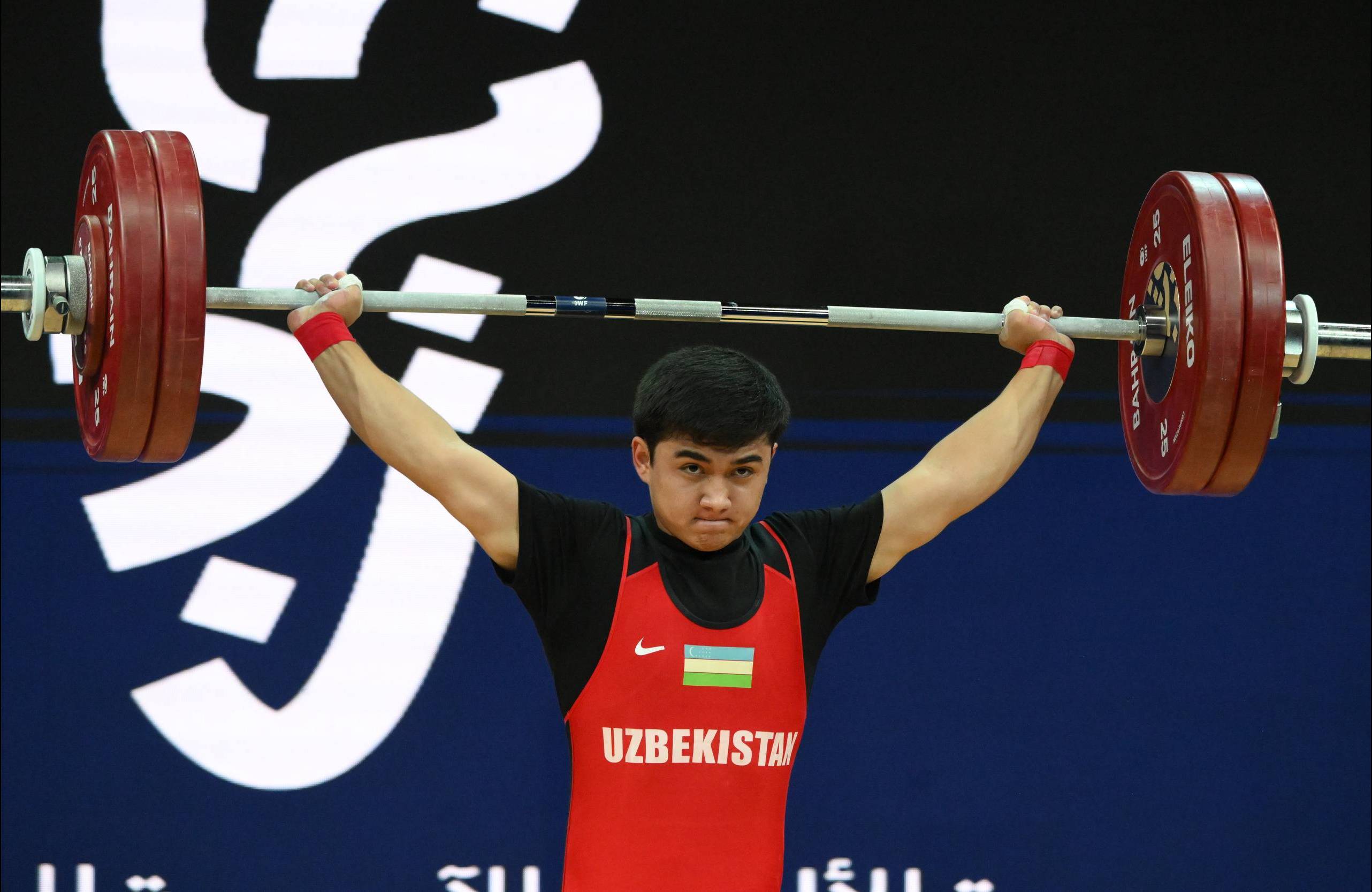 Жалаңаш қыздар серуендеп жүрген видео