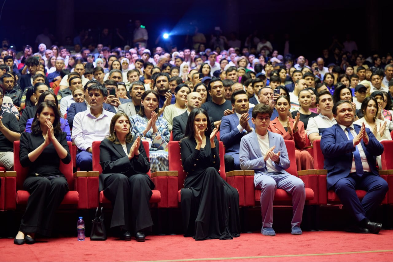 Sohilda yalangoch jingalak qizlar Katta eshaklar yaqindan becerdilar