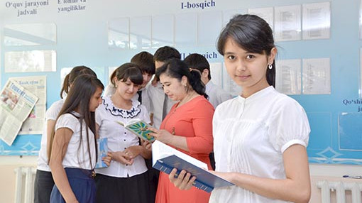 Jinsiy ravishda uning yalang dumbasini harakatga keltiradi