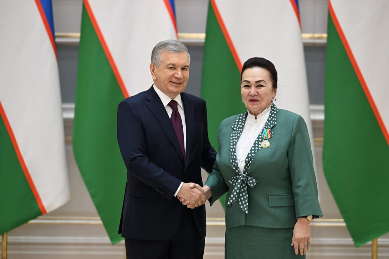 Barmogi bilan mushukni onanizm qiladi