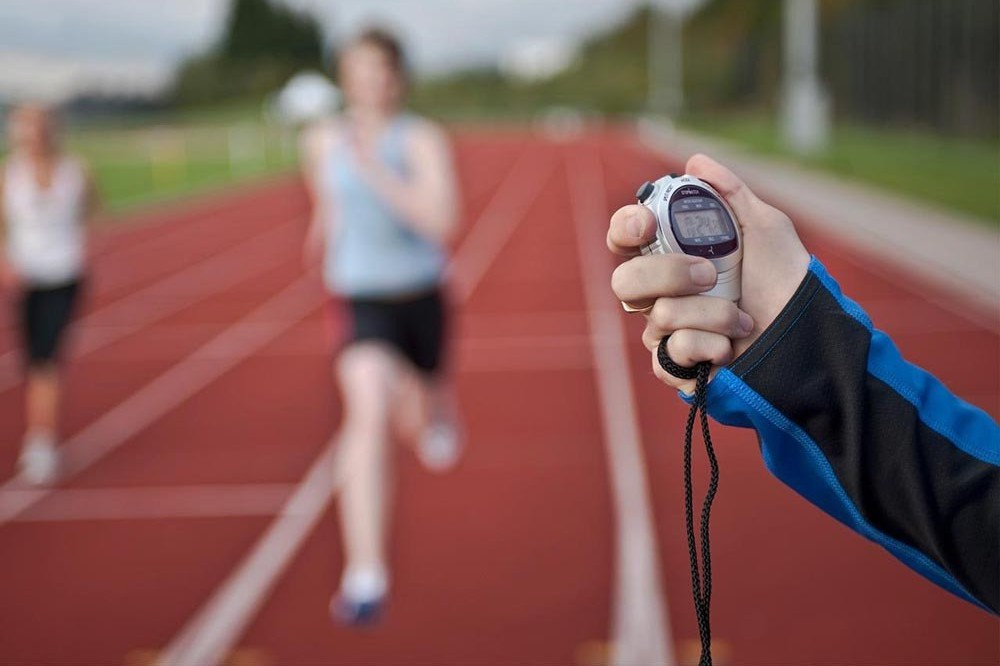 Qattiqqol qiz ozini obroli odamga berdi. Egri kozgular qirolligi