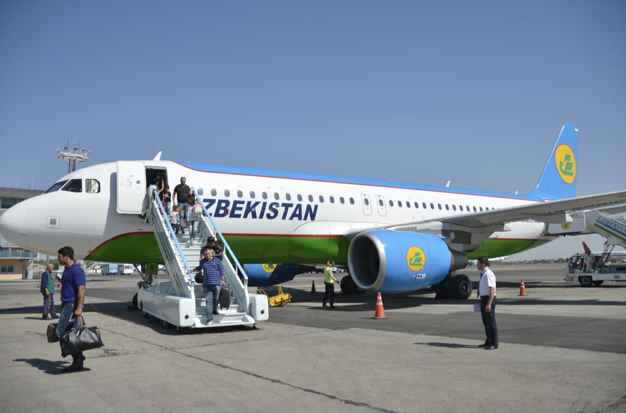 Хаво янги. Uzbekistan Airways Ташкент. Аэропорт Uzbekistan Airways аэропорт. Самолет Узбекистан хаво йуллари. Аэропорт Ташкент хаво йуллари.