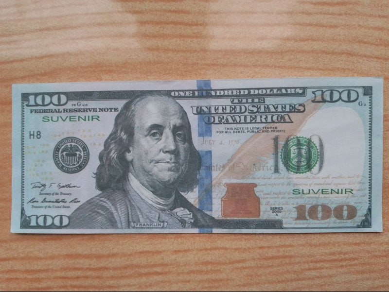 Доллар в 98 году. 100 Долларов сувенир. 100 Долларов купюра 78 95837460 p. Детекторы фальшивых денег в США.