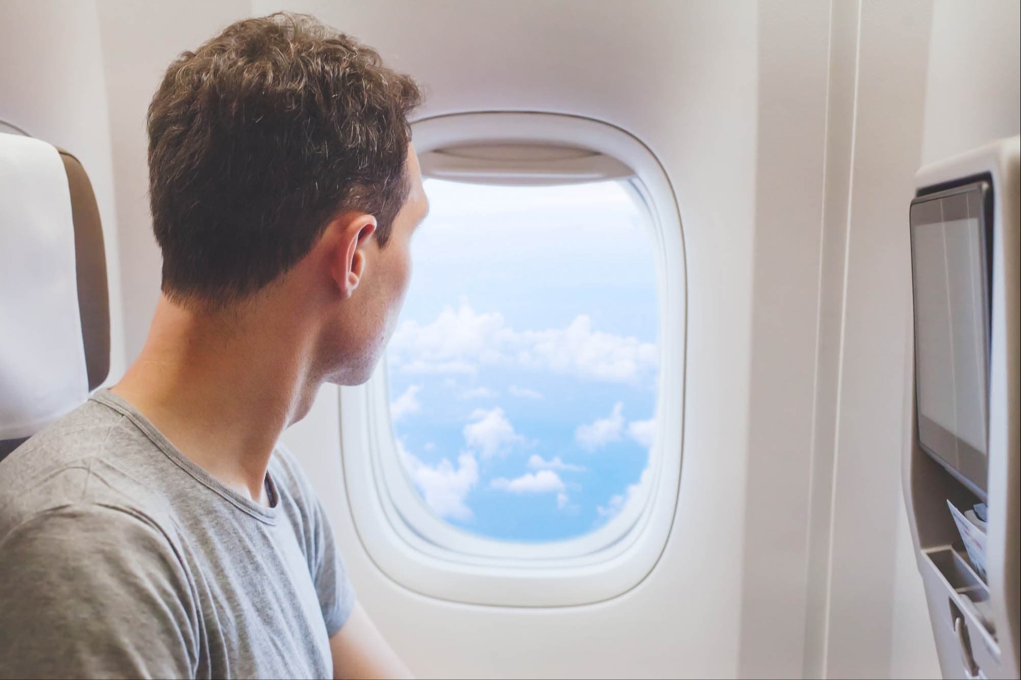 Out of view. Окно самолета. Люди в самолете. Иллюминатор самолета. Человек в иллюминаторе.