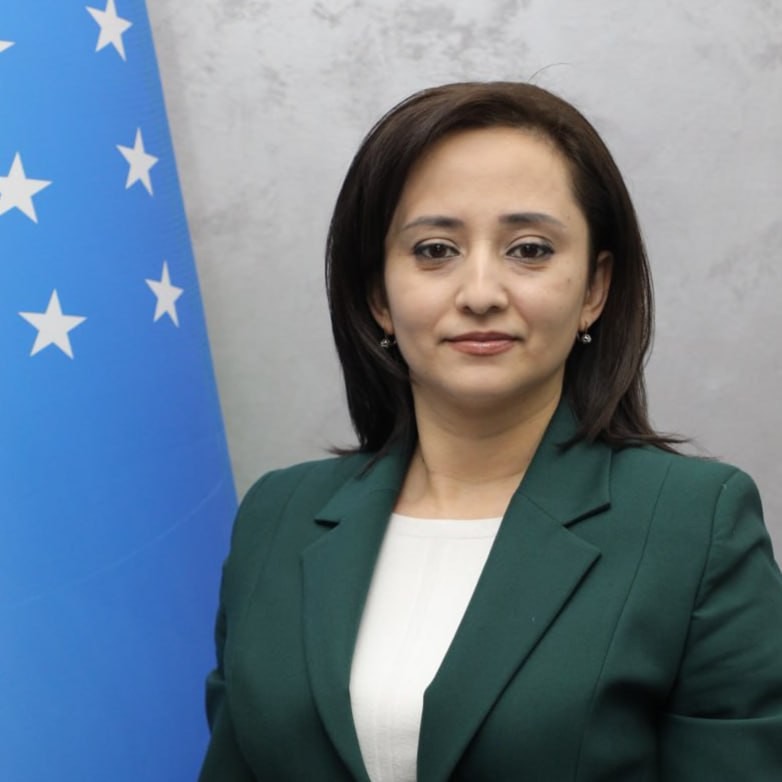 Tort oyoqda külotli dumbalar