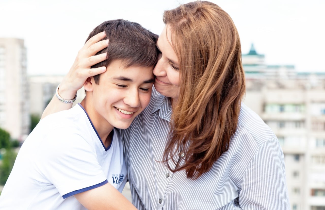 Porno videolar tugilgan kuni uchun xotinini dostiga sotdi