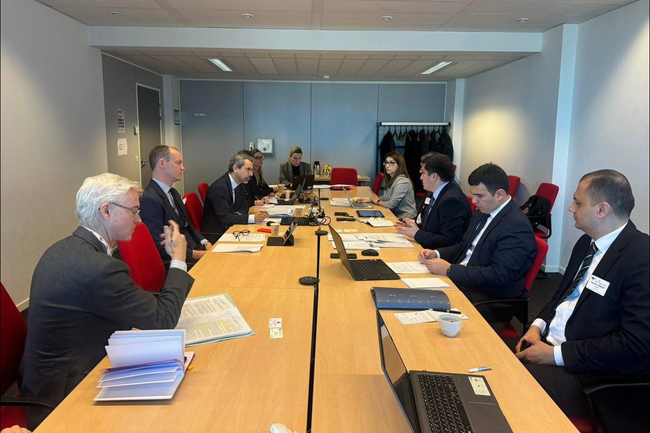 Xotinim bilan yotoqda porno filmlar