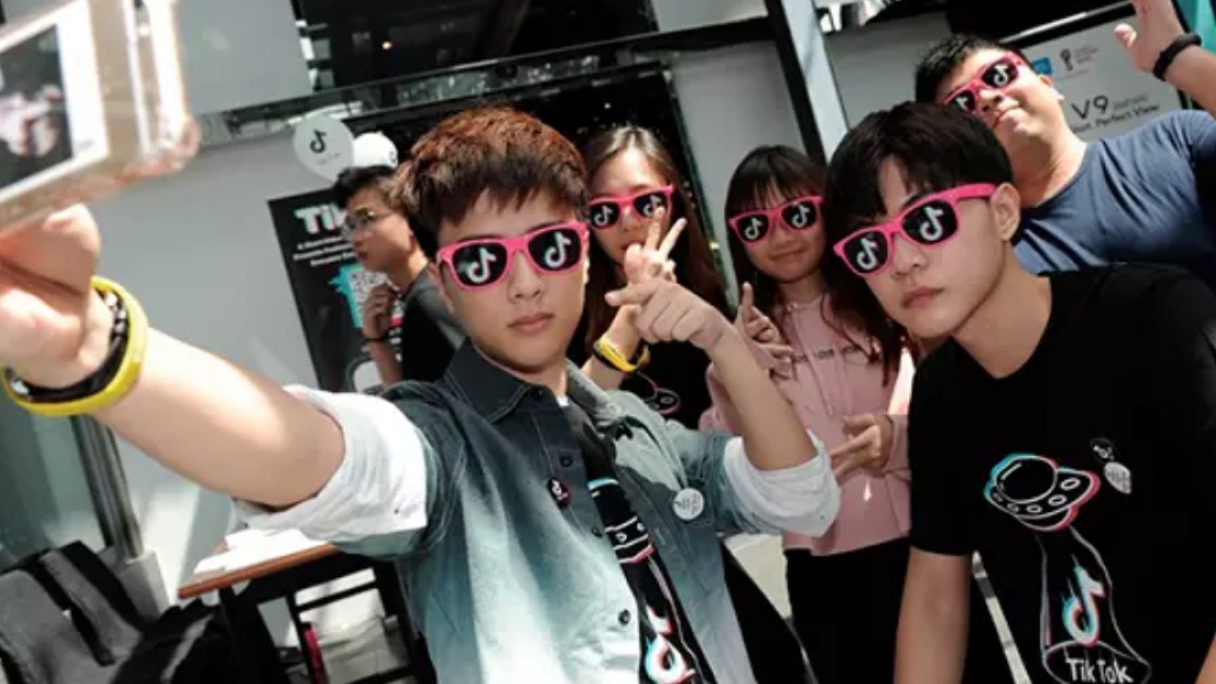 Maksim qoshiqchi yalangoch