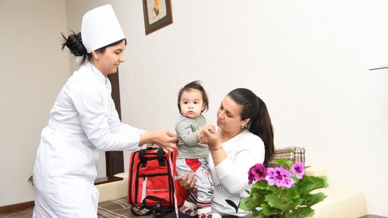 Porno jingalak egri chiziqlar Svingerlarning ishi paytida oz choqintirgan otasini aldayotgan ayol