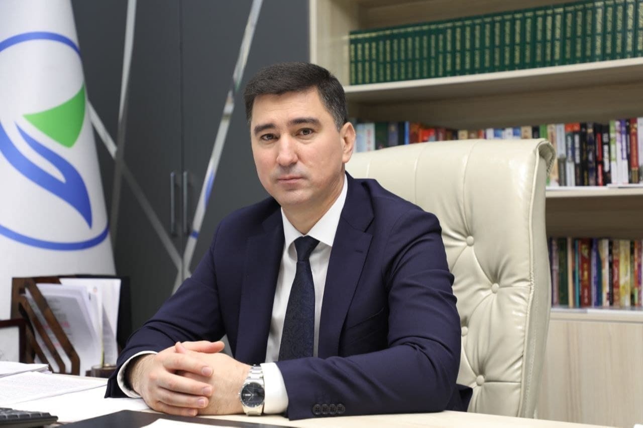 Klassik busty sargish fohisha Sofi Di divanda yotib, qoydi.