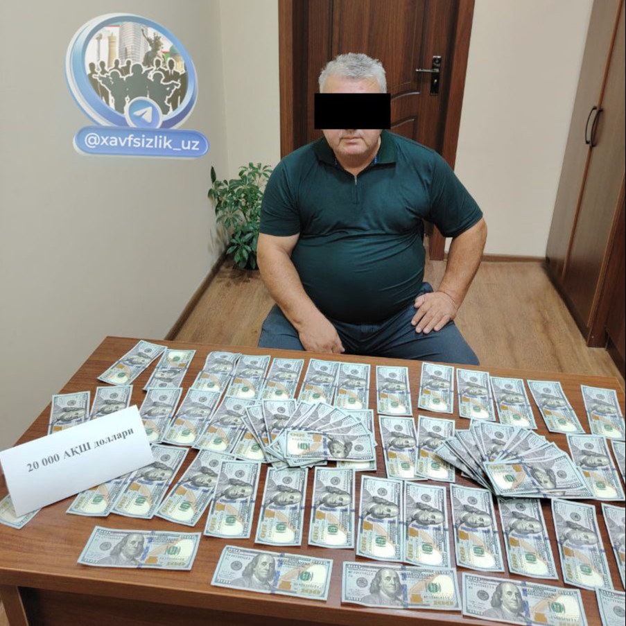 Yalangoch erkaklar va ayollarning opishgan fotosuratlari