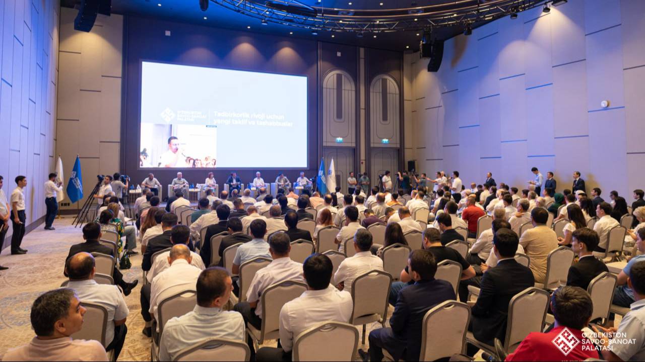 с днем предпринимателя. бизнес менеджмент. рабочий коллектив. тренинг. бизнесмены переговоры.