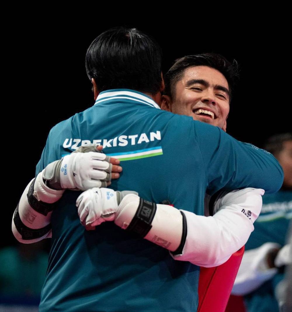 Көшеде трусики жоқ юбкада