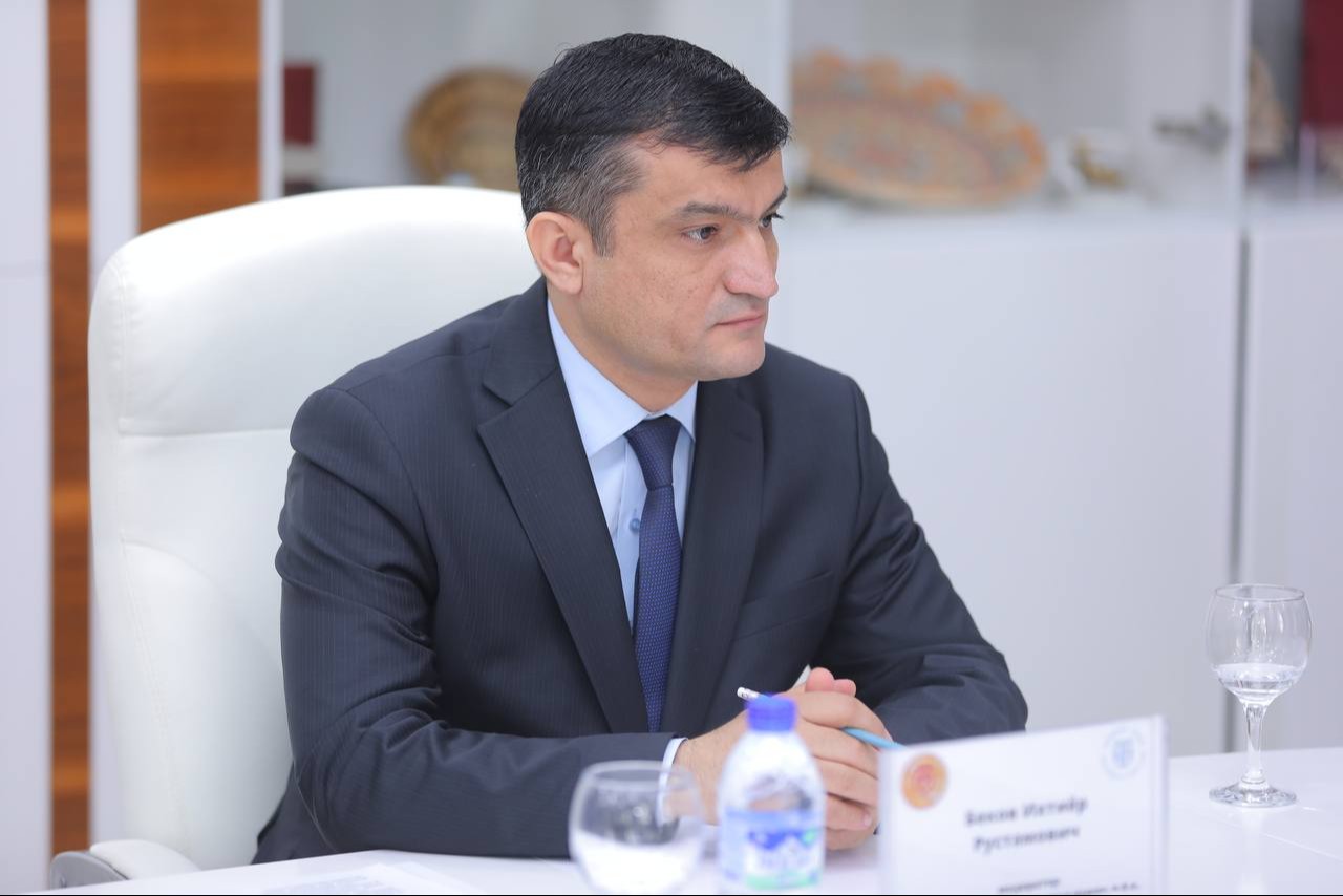 Конституцияда ўқитувчи мақоми қандай акс этмоқда?