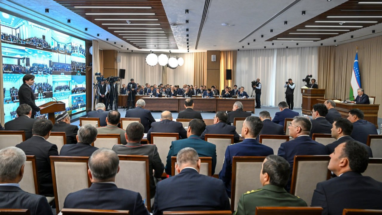 Ұйықтап жатқан әйелдің есегін жалайды