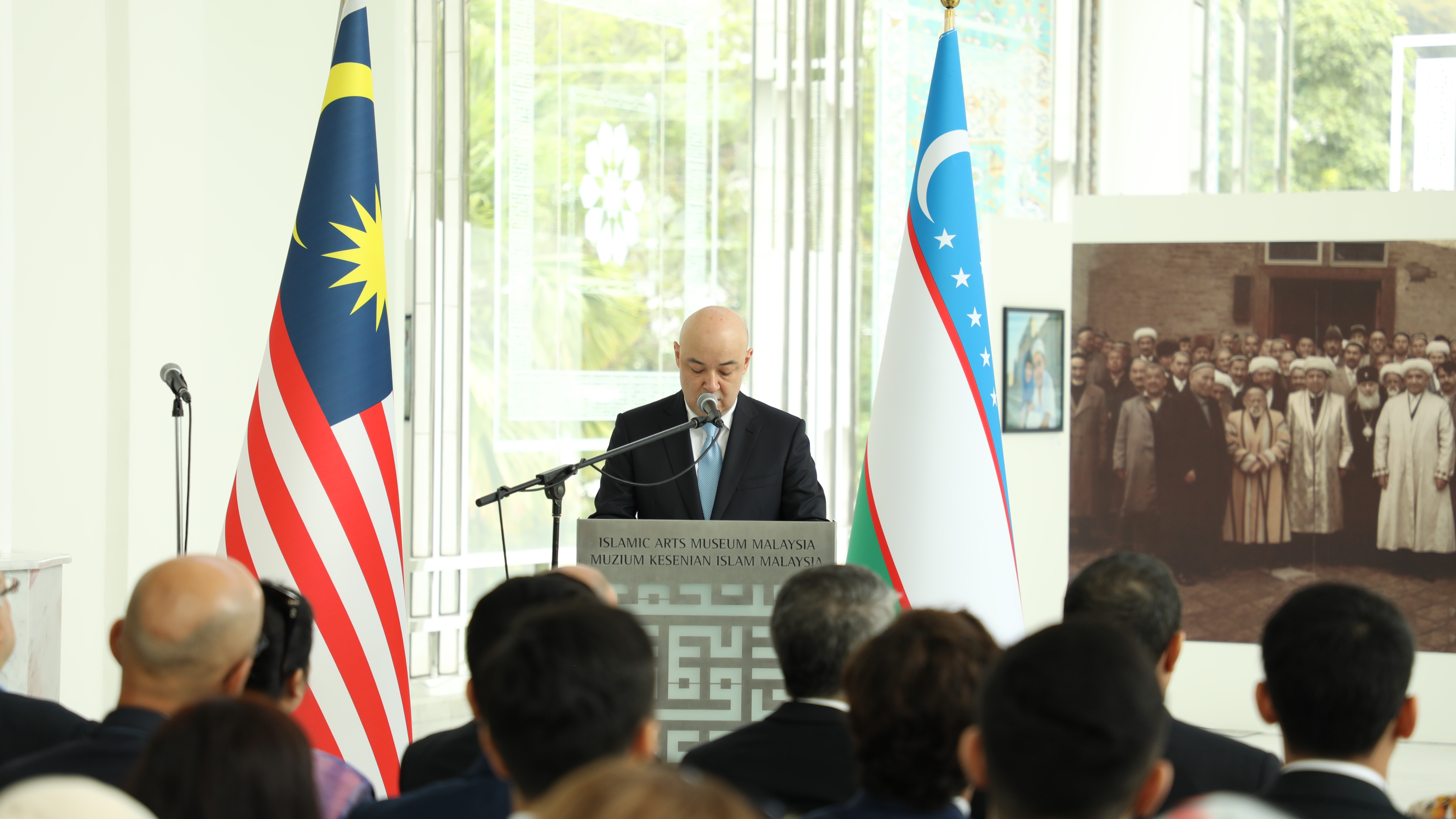 Bir ayol uni eshakka beradi U hojatxonada emishni boshladi.